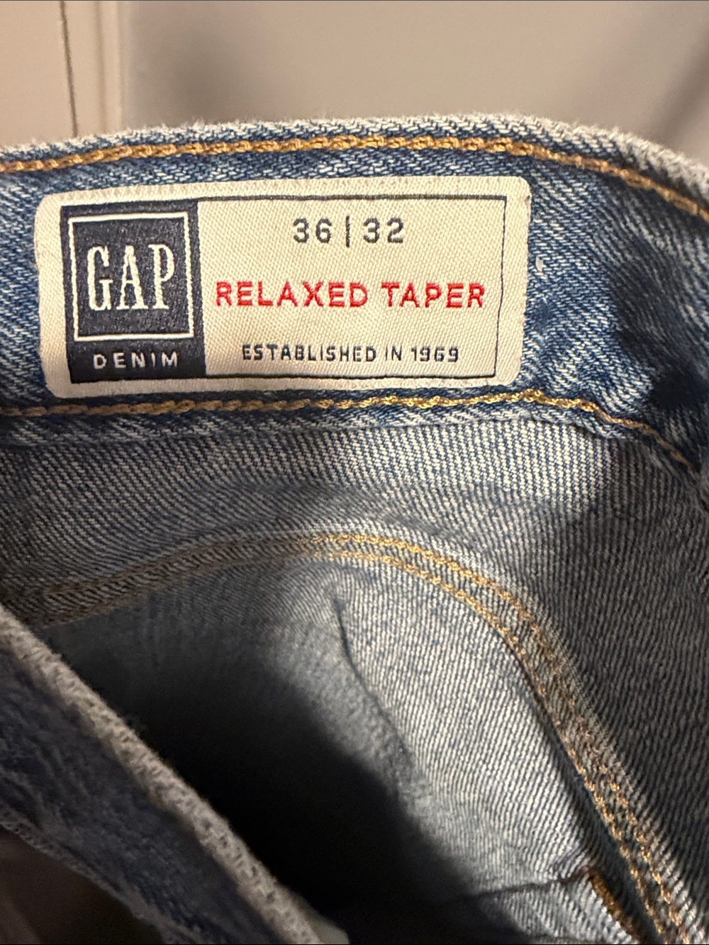 GAP relaxed Tapper Leg Jeans 36/32. Excellent condition. Rarely worn.
